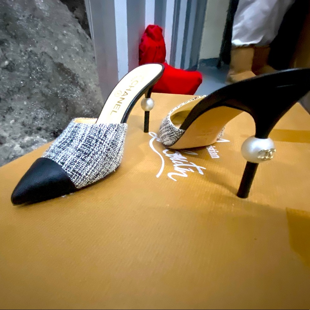 Gorgeous Chanel Tweed Shoes with Pearl!!